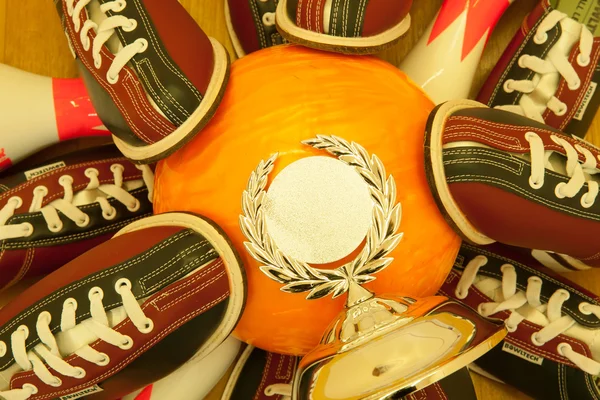 Μπάλες bowling φόδρα παπούτσια μπόουλινγκ για να γιορτάσουν τη νίκη — Φωτογραφία Αρχείου