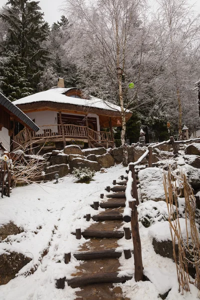 Casa de madera en un pueblo de invierno maravilla — Foto de Stock