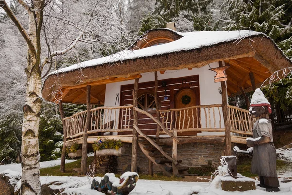 Casa de madera en un pueblo de invierno maravilla — Foto de Stock