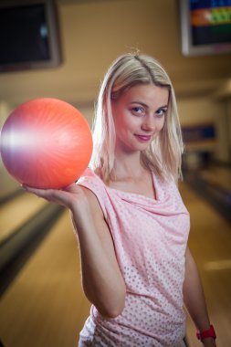 r getting genç bayan, bowling salonu, elinde topla
