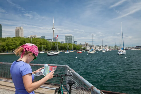 Turisti in bicicletta per trovare il sentiero giusto sulla mappa di Toront — Foto Stock