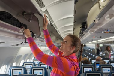 Genç kız onun el bagajı t yuvası içine yerleştirilen