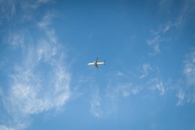 Mavi Gökyüzü bulutlu arka planda uçan bir uçak