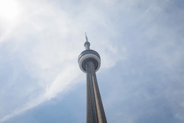 CN Tower in Toronto, Canada dominates the city — Stock Photo, Image