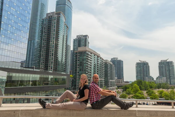 Young couple sitting on a bridge in Toronto — Stock Photo, Image