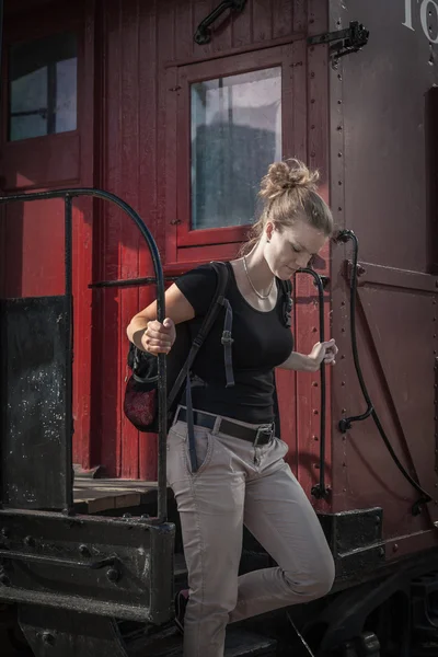 Η γυναίκα που αναδύεται από το ιστορικό τρένο στο Τορόντο του Καναδά — Φωτογραφία Αρχείου