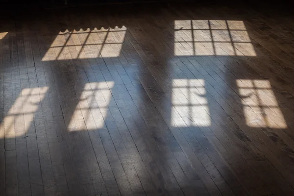 Свет из окон старого деревянного пола в комнатах замка — стоковое фото