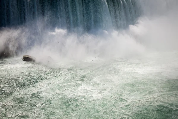 Barco com turistas em Niagara Falls — Fotografia de Stock