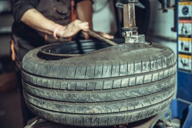 Hizmetteki arabanın tekerleklerinin değiştirilmesi.