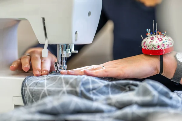 Tela de coser en una máquina de coser en una sastrería — Foto de Stock