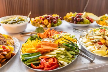 Bir ziyafette sebze yemeği..