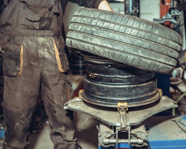 Hizmetteki arabanın tekerleklerinin değiştirilmesi.