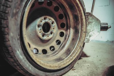 Hizmetteki arabanın tekerleklerinin değiştirilmesi.