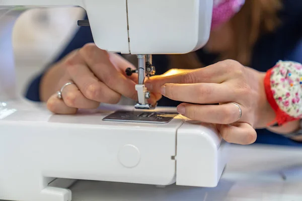 Reemplazo de hilo en una máquina de coser para grapar tela — Foto de Stock