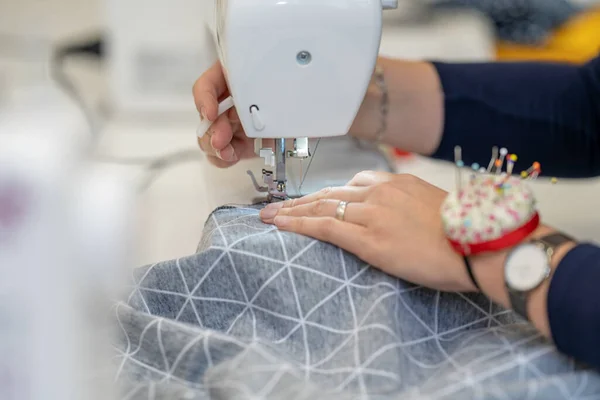 Coser vestido en una máquina de coser en casa y en el estudio — Foto de Stock