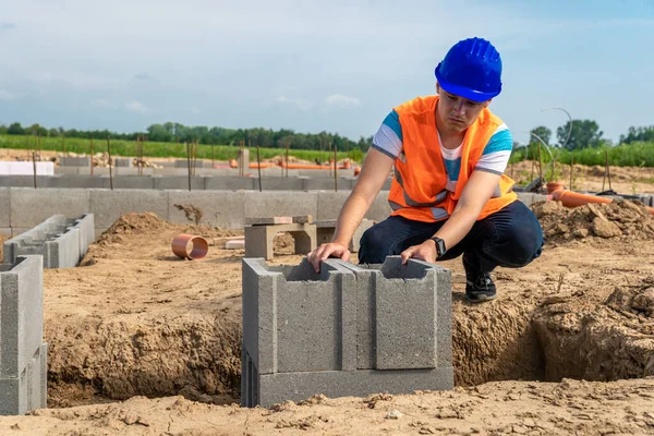 Bygga grunden till en byggnad med förlorad form av en ung byggnadsingenjör — Stockfoto