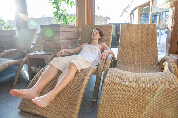 Mujer se relaja después de sauna en la sala de relajación — Foto de Stock