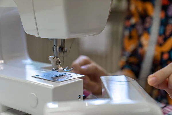 Reemplazo de hilo en una máquina de coser para grapar tela — Foto de Stock