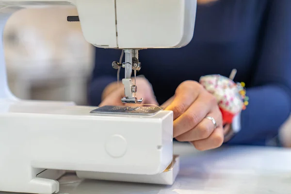 Reemplazo de hilo en una máquina de coser para grapar tela — Foto de Stock