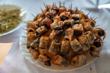 Şölen masasında pastırmalı erik.