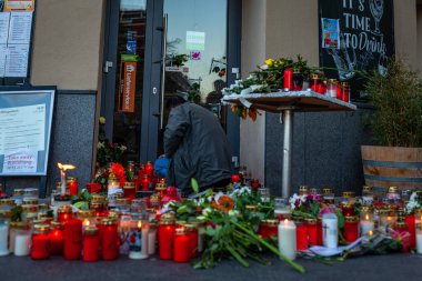 Viyana, Avusturya - 11.05.2020: Kasım ayında Viyana 'da meydana gelen terör saldırısının gerçekleştiği yerde mumlar ve çiçekler