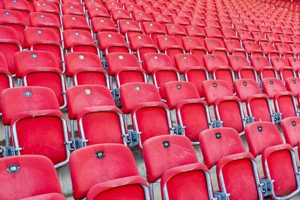 Futbol stadyumunda boş kırmızı koltuklar — Stok fotoğraf