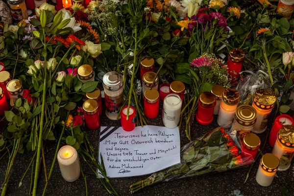 奥地利维也纳- 2020年5月11日：11月维也纳恐怖袭击现场的蜡烛和花朵 — 图库照片