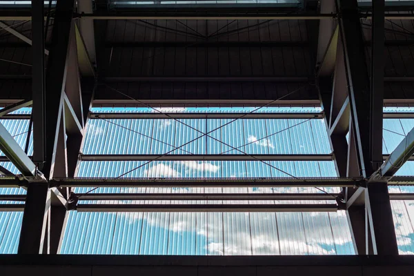 Büyük pencereli büyük metal yapı — Stok fotoğraf