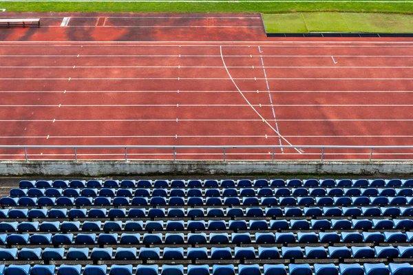 Leeg auditorium in atletisch stadion, rijen blauwe stoelen — Stockfoto