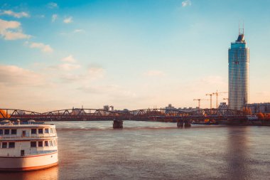 Viyana 'nın Tuna nehri üzerindeki köprüden görünüşü