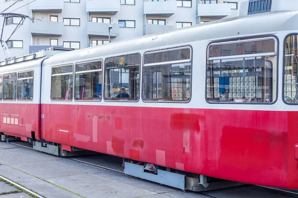 Tranvía viejo en la gran ciudad, transporte público — Foto de Stock