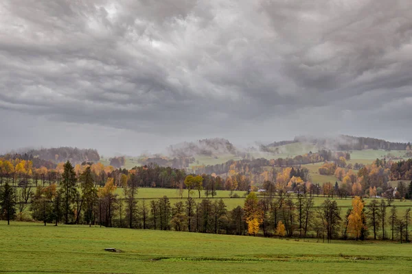 Outono panorama rural com vista para a aldeia, árvores e campos — Fotografia de Stock