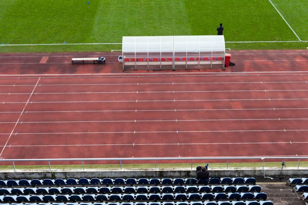 Estádio de futebol vazio durante bloqueio devido ao coronavírus — Fotografia de Stock