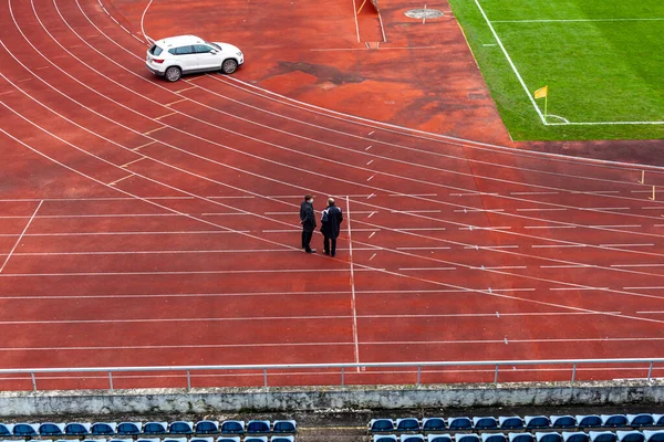 Koronavirüs zamanında bir futbol maçı sırasında izleyicisiz bir stadyum. — Stok fotoğraf