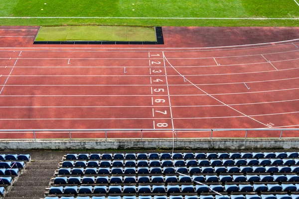 Atletisch stadion zonder toeschouwers tijdens een voetbalwedstrijd ten tijde van het coronavirus — Stockfoto