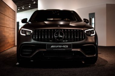 Stuttgart, Almanya - 8 Ağustos 2020: Mercedes Benz AMG sergi salonunda