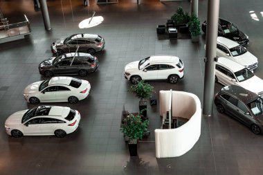Stuttgart, Almanya - 8 Ağustos 2020: Mercedes Benz galerisinde yeni araba modelleri