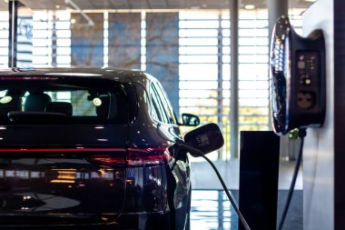 İstasyonda arabaya elektrik yüklüyorlar.