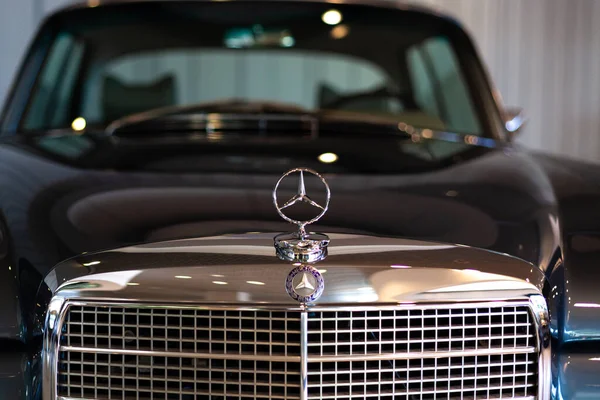 Stuttgart, Tyskland - 8 augusti 2020: frontgrillen på en historisk Mercedes Benz bil — Stockfoto