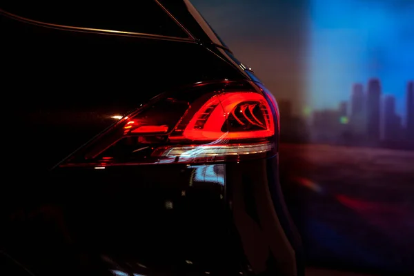 Czerwone tylne światło nowoczesnego samochodu — Zdjęcie stockowe