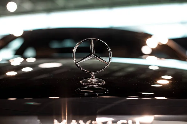 Stuttgart - 8. August 2020: Symbol Mercedes-Benz am Auto — Stockfoto