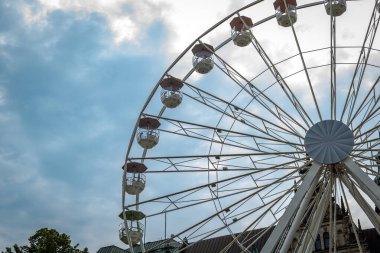 Kasaba meydanında Rus gözlem çarkı