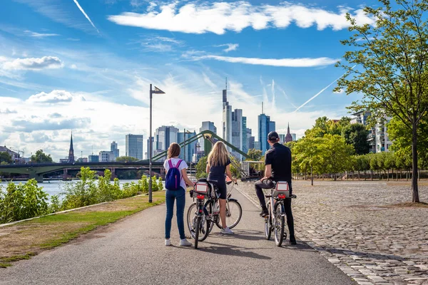 Turistas en bicicleta exploran el horizonte de Fráncfort del Meno, Alemania — Foto de Stock