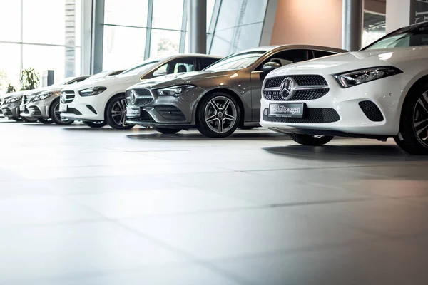 Stuttgart, Almanya - 8 Ağustos 2020 Mercedes Benz galerisinde yeni araba modelleri