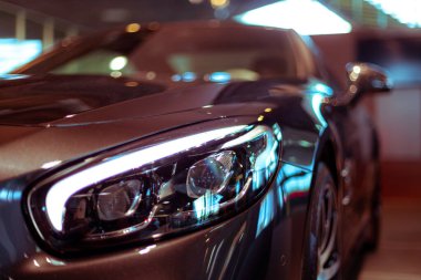 Modern bir spor arabanın ön farları.