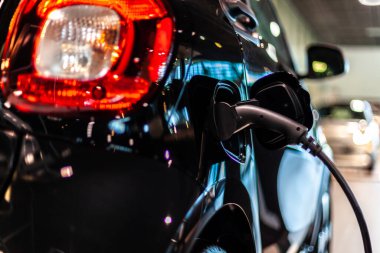 İstasyonda elektrikli araba şarj ediliyor.