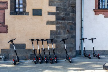 Frankfurt am Main, Almanya - 19 Nisan 2020 Kiralık elektrikli scooterlar, toplu taşıma