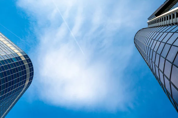 Blå himmel med moderna skyskrapa silhuetter — Stockfoto