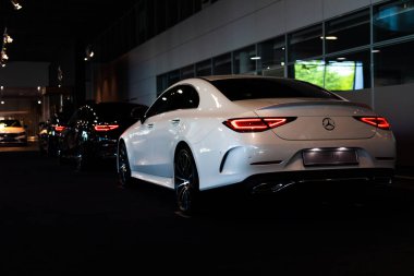 Stuttgart, Almanya - 8 Ağustos 2020: araba fuarında arka arkaya yeni araba modelleri