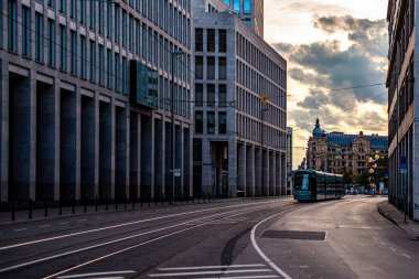 Frankfurt am Main, Almanya - 19 Nisan 2020 Şehir merkezinde tramvay